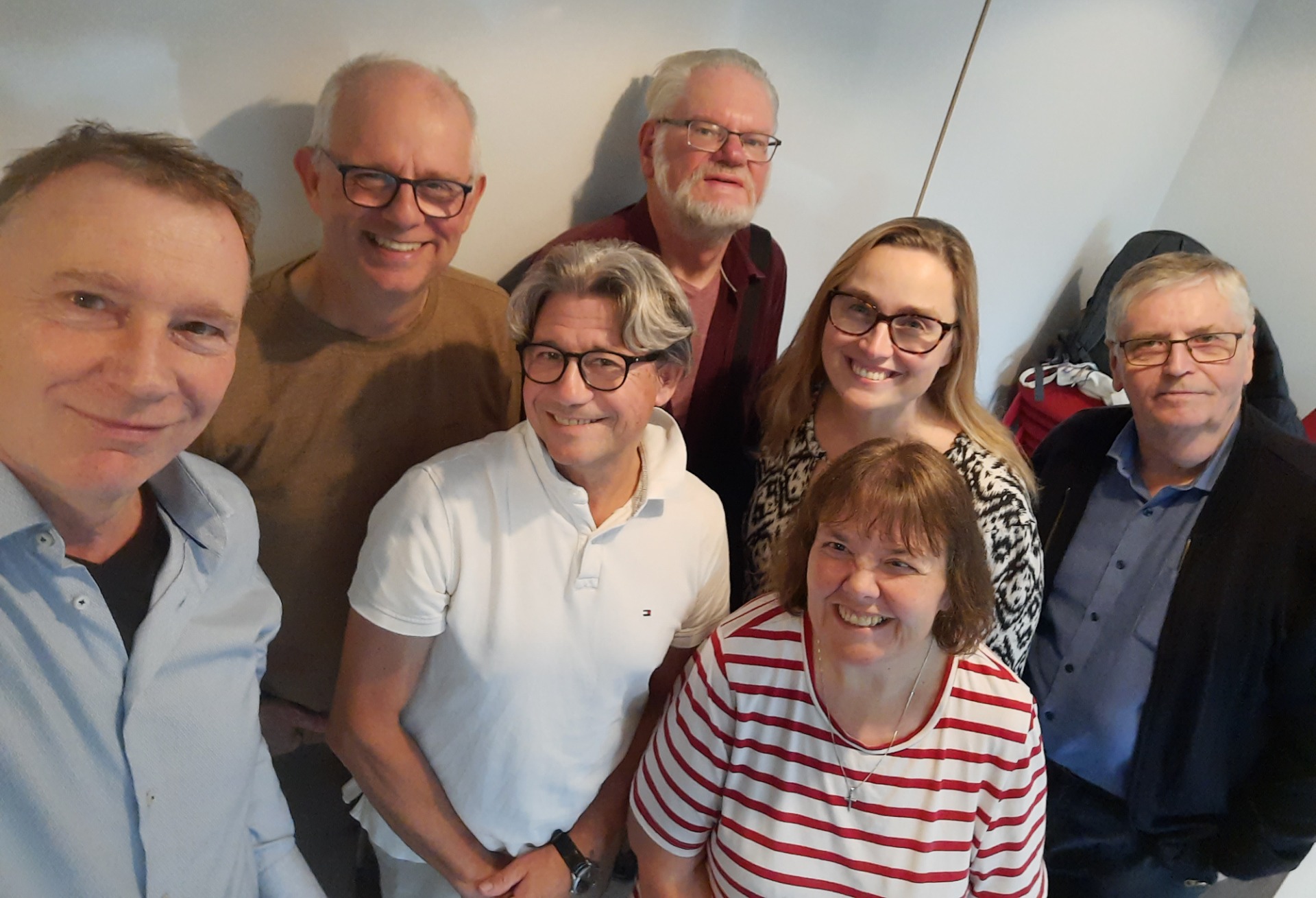 Bestyrelsen for Ringsted Folkeuniversitet 2025. Fra venstre: Kent V. Mogensen, Arno Steen Andreasen, Peter Svendsen, Claus Smith, Eilis Jokszies, Henni Andreassen Kanstrup , Tom Rosenquist Jensen,